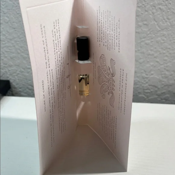 Creed White Box with Brown Embossed Crest - Picture 2 of 3